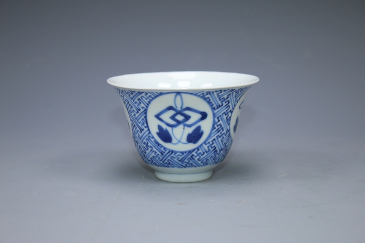 古玩陶瓷清晚期·青花萬字紋錦地開窗吉慶有余紋茶杯拍賣,當前價格1512元