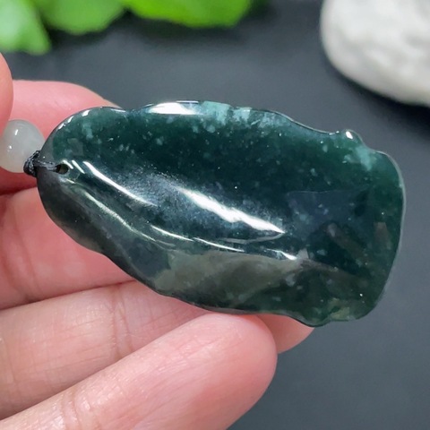 古玩玉器252天然翡翠雕刻佛公題材掛件送證書拍賣，當前價格280元