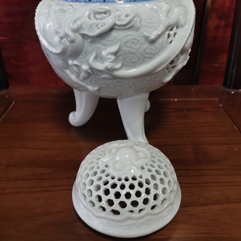 古玩陶瓷【精品熏爐】民國雕瓷青花龍紋薰爐拍賣，當前價格500元