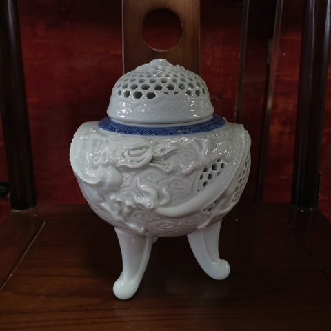 古玩陶瓷【精品熏爐】民國雕瓷青花龍紋薰爐拍賣，當前價格500元