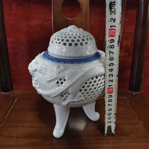 古玩陶瓷【精品熏爐】民國雕瓷青花龍紋薰爐拍賣，當前價格500元