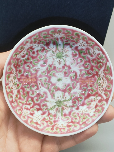 古玩陶瓷民國,胭脂紅地寶相花福壽紋碟拍賣,當前價格600元