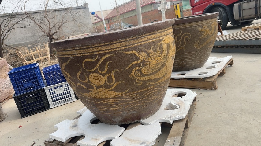 古玩陶瓷二龍戲珠醬釉黃彩荷花大魚缸一對拍賣,當前價格7000元