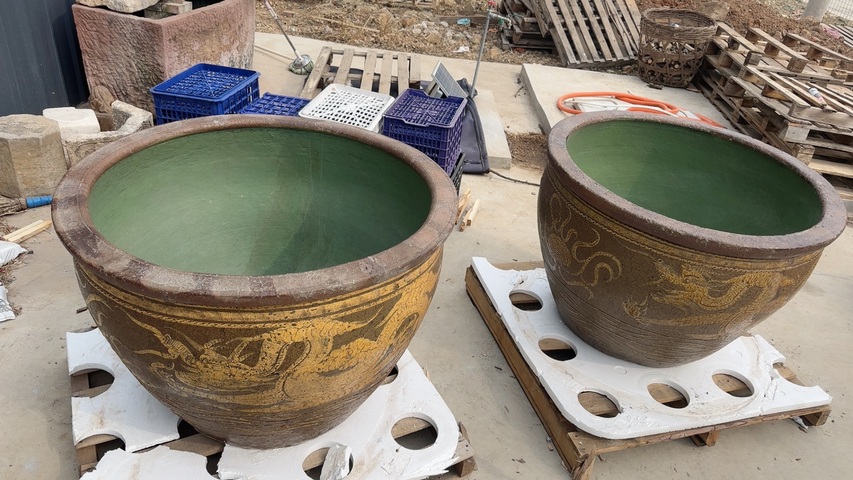 古玩陶瓷二龍戲珠醬釉黃彩荷花大魚缸一對拍賣,當前價格7000元