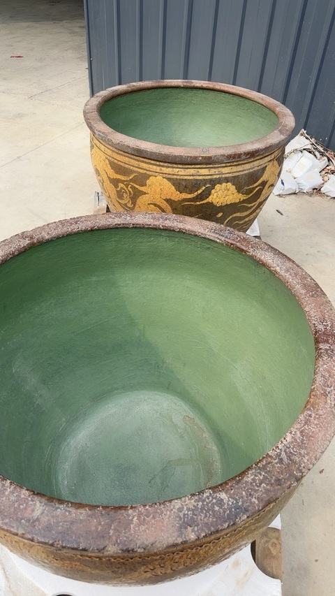 古玩陶瓷二龍戲珠醬釉黃彩荷花大魚缸一對拍賣,當前價格7000元