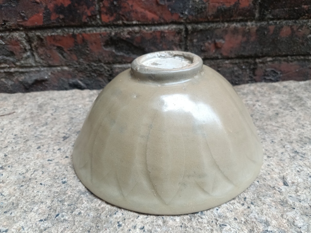 古玩陶瓷宋龍泉青瓷刻仰蓮紋碗拍賣,當(dāng)前價(jià)格6000元