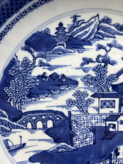 古玩陶瓷乾隆青花亭臺樓閣人物紋盤拍賣,當前價格2388元