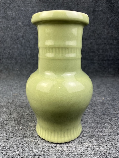 古玩陶瓷青釉暗刻花卉紋廣口瓶拍賣，當(dāng)前價(jià)格3988元
