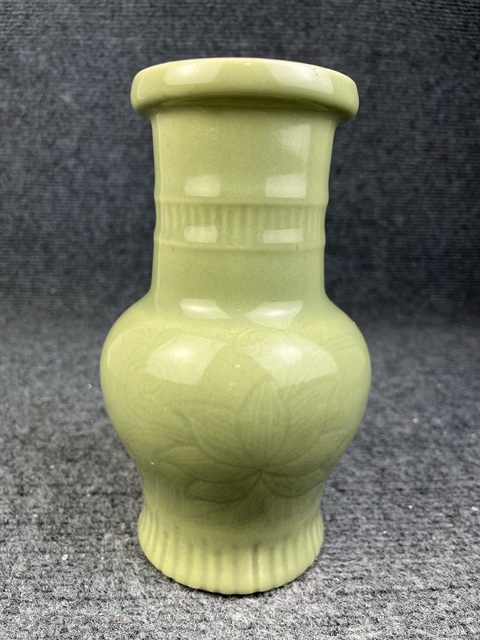 古玩陶瓷青釉暗刻花卉紋廣口瓶拍賣，當(dāng)前價(jià)格3988元