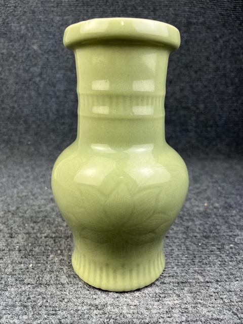 古玩陶瓷青釉暗刻花卉紋廣口瓶拍賣，當(dāng)前價(jià)格3988元