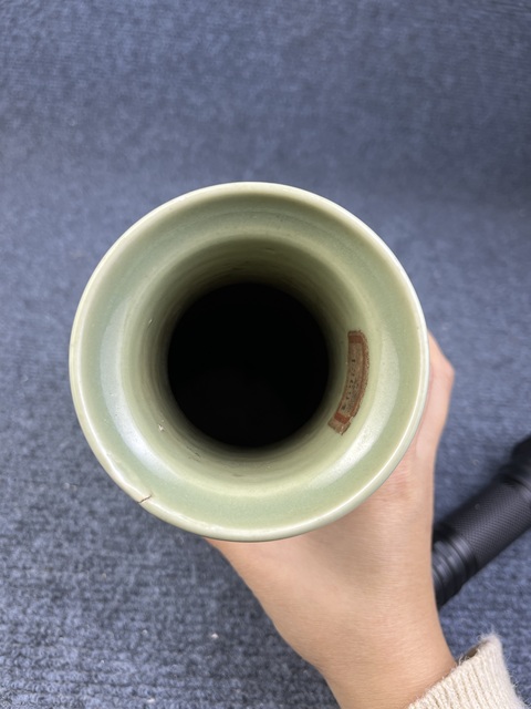 古玩陶瓷青釉暗刻花卉紋廣口瓶拍賣，當(dāng)前價(jià)格3988元
