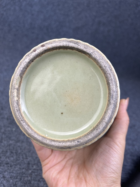 古玩陶瓷青釉暗刻花卉紋廣口瓶拍賣，當(dāng)前價(jià)格3988元