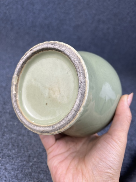 古玩陶瓷青釉暗刻花卉紋廣口瓶拍賣，當(dāng)前價(jià)格3988元