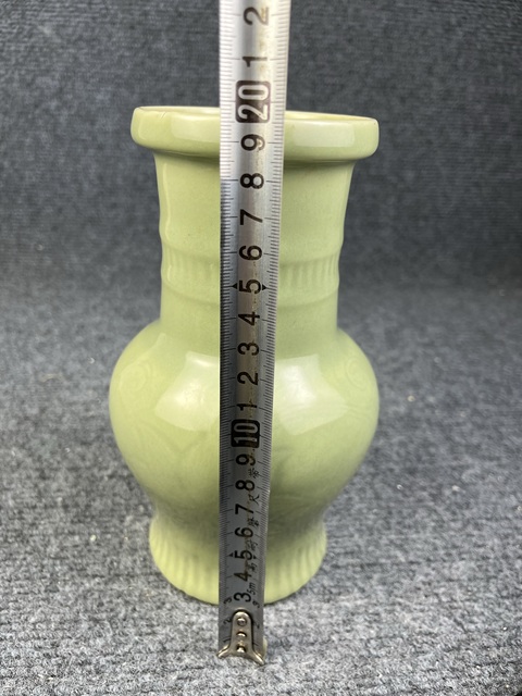 古玩陶瓷青釉暗刻花卉紋廣口瓶拍賣，當(dāng)前價(jià)格3988元