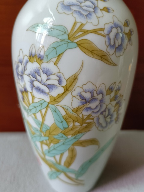 古玩陶瓷彩繪花卉紋蛋殼瓷瓶拍賣,當前價格368元