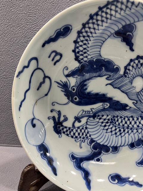 古玩陶瓷雍乾·青花過墻龍紋盤真品鑒賞圖