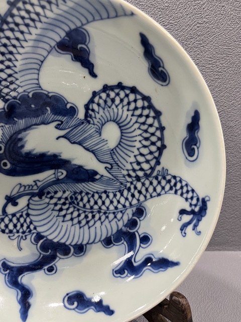 古玩陶瓷雍乾·青花過墻龍紋盤真品鑒賞圖