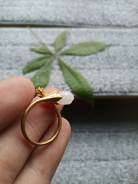古玩玉器古法和田玉蘭花鑲嵌戒指拍賣,當前價格650元