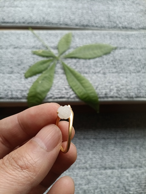 古玩玉器古法和田玉蘭花鑲嵌戒指拍賣,當前價格650元