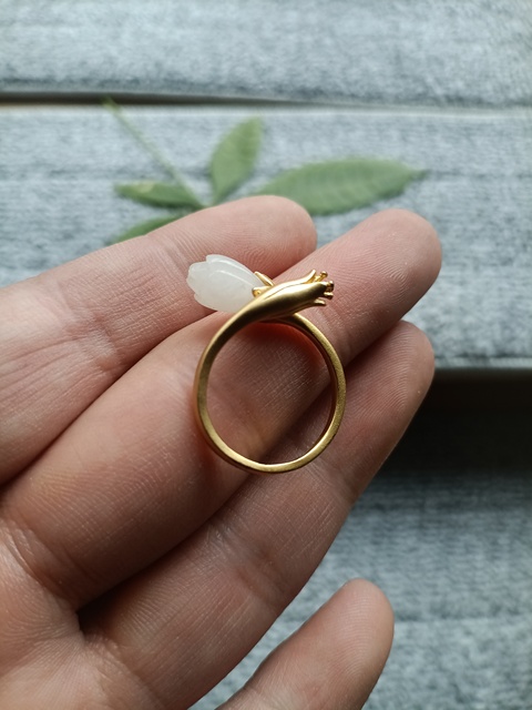 古玩玉器古法和田玉蘭花鑲嵌戒指拍賣,當前價格650元