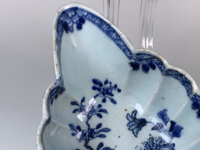 古玩陶瓷清乾隆·青花洞石花卉紋花澆拍賣，當前價格1008元