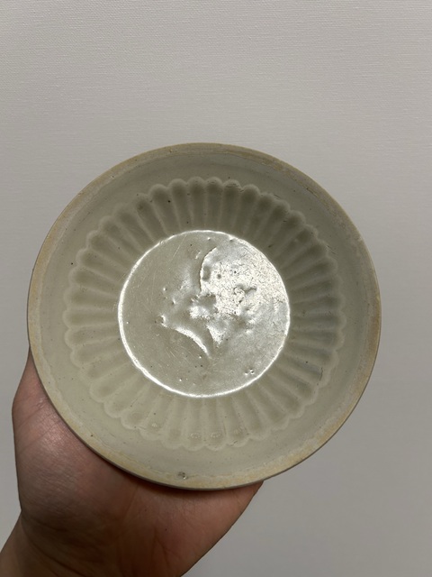 古玩陶瓷南宋湖田窯菊瓣折沿盤拍賣，當(dāng)前價(jià)格3000元