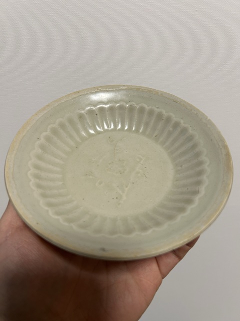 古玩陶瓷南宋湖田窯菊瓣折沿盤拍賣，當(dāng)前價(jià)格3000元