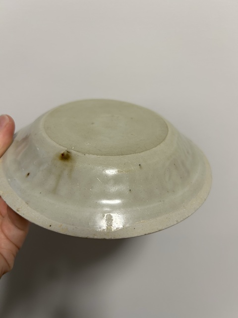 古玩陶瓷南宋湖田窯菊瓣折沿盤拍賣，當(dāng)前價(jià)格3000元