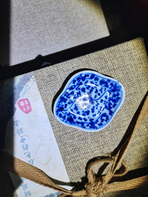 古玩陶瓷乾隆青花海棠型筆添拍賣，當前價格799元
