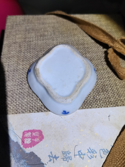 古玩陶瓷乾隆青花海棠型筆添拍賣，當前價格799元