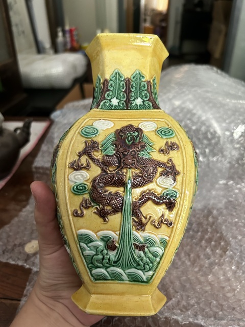 古玩陶瓷魚龍變化素三彩六方瓶拍賣，當前價格2800元