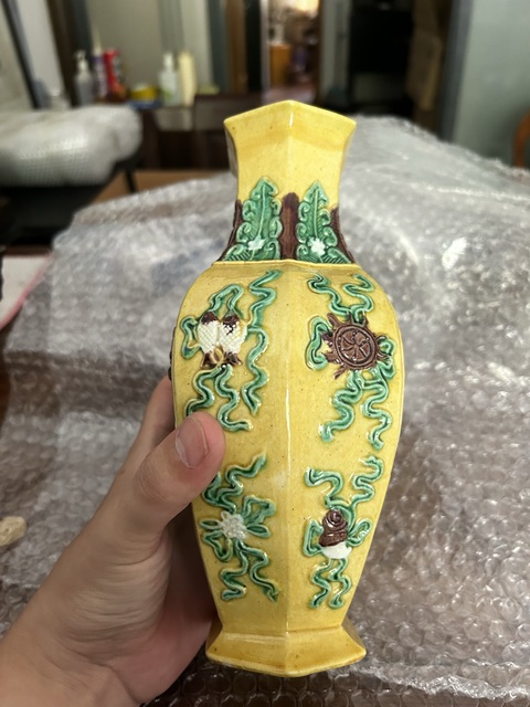古玩陶瓷魚龍變化素三彩六方瓶拍賣，當前價格2800元