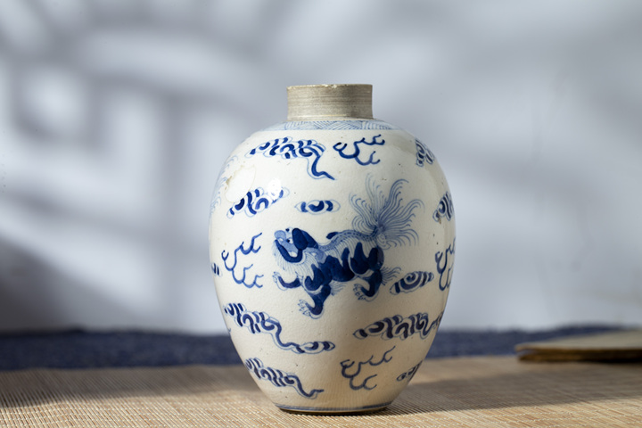 古玩陶瓷清晚·煨瓷青花獅子繡球紋罐拍賣,當前價格1476元