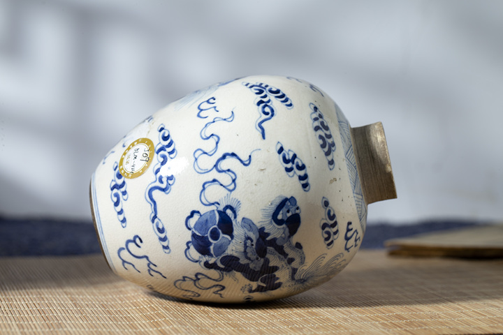 古玩陶瓷清晚·煨瓷青花獅子繡球紋罐拍賣,當前價格1476元