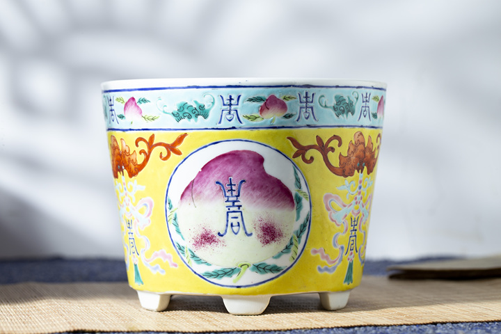 古玩陶瓷晚清·黃地粉彩福壽紋花盆拍賣，當前價格9380元