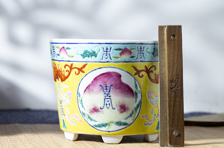 古玩陶瓷晚清·黃地粉彩福壽紋花盆拍賣，當前價格9380元