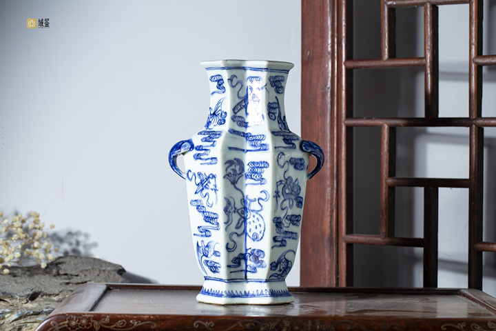 古玩陶瓷清中期·青花云蝠暗八仙紋象耳雙聯瓶真品鑒賞圖