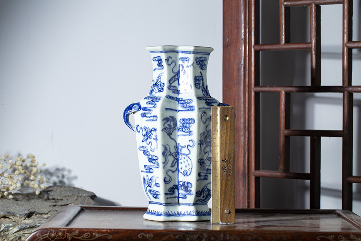 古玩陶瓷清中期·青花云蝠暗八仙紋象耳雙聯瓶真品鑒賞圖