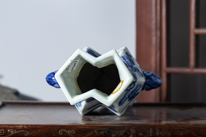 古玩陶瓷清中期·青花云蝠暗八仙紋象耳雙聯瓶真品鑒賞圖