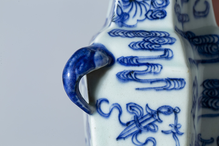 古玩陶瓷清中期·青花云蝠暗八仙紋象耳雙聯瓶真品鑒賞圖