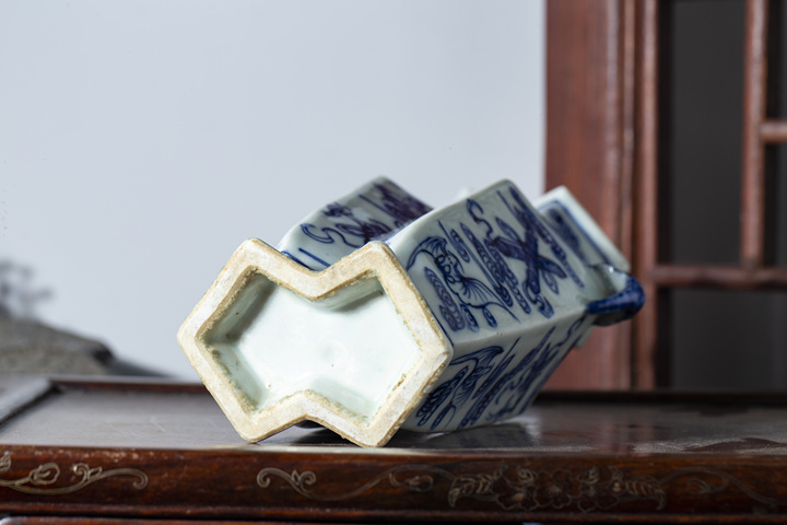 古玩陶瓷清中期·青花云蝠暗八仙紋象耳雙聯瓶真品鑒賞圖