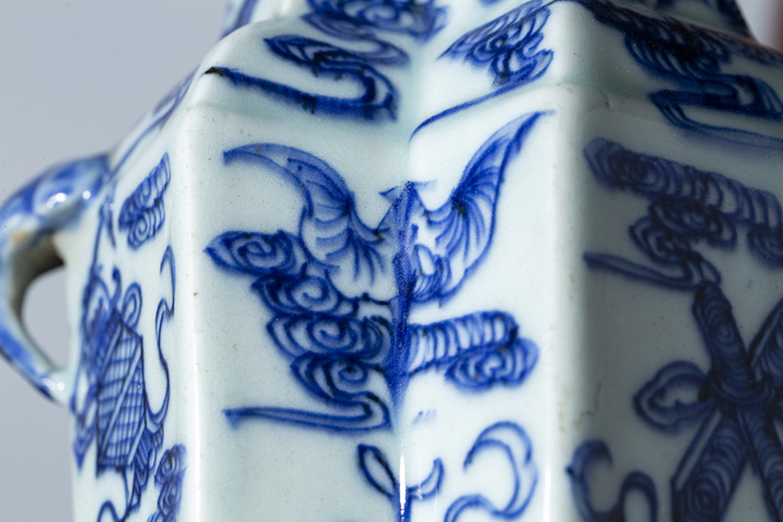 古玩陶瓷清中期·青花云蝠暗八仙紋象耳雙聯瓶真品鑒賞圖