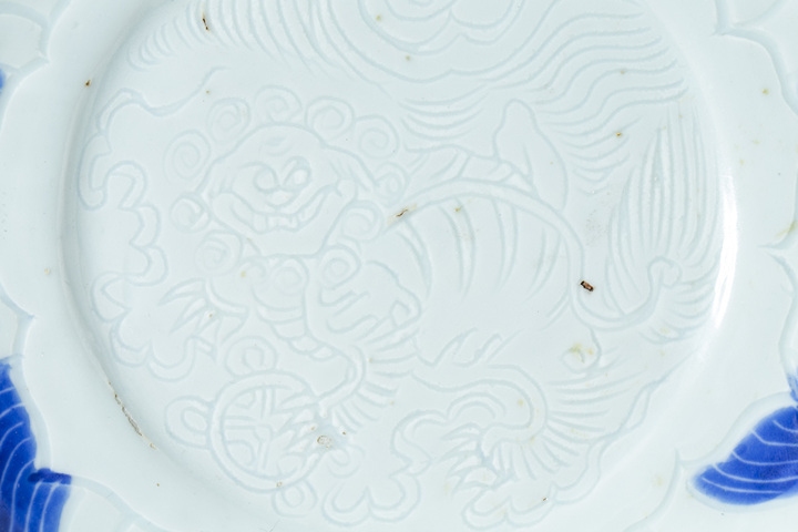 古玩陶瓷明晚期·青花暗刻獅子繡球紋花口盤拍賣,當前價格756元