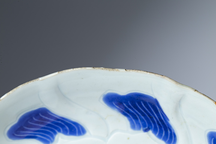 古玩陶瓷明晚期·青花暗刻獅子繡球紋花口盤拍賣,當前價格756元