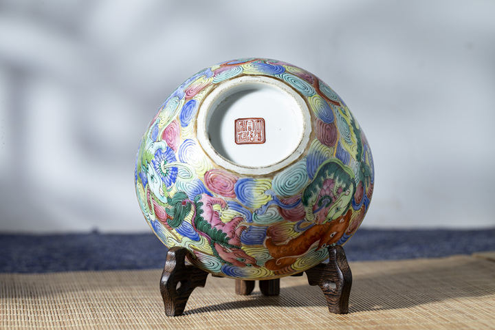 古玩陶瓷清·同治·金地粉彩獅子繡球紋臥足碗拍賣，當前價格8888元