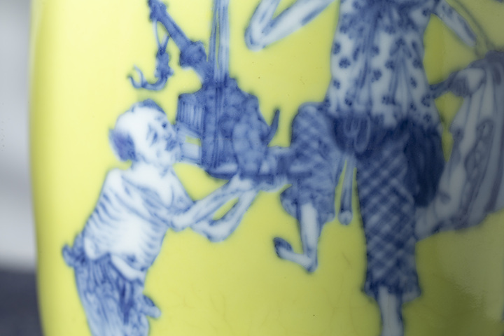 古玩陶瓷民國·黃地青花鐘馗引福紋燈籠瓶拍賣，當前價格14680元
