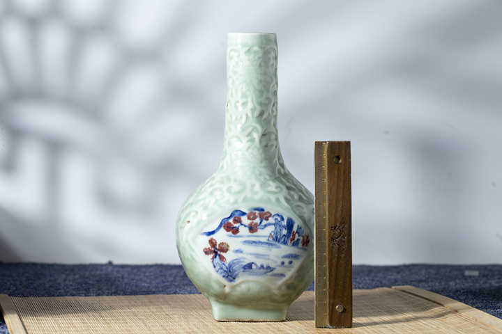 古玩陶瓷清末民初·青釉暗刻開窗青花釉里紅山水花卉紋瓶拍賣，當前價格16000元