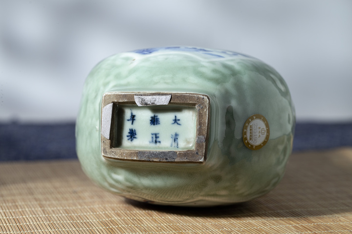 古玩陶瓷清末民初·青釉暗刻開窗青花釉里紅山水花卉紋瓶拍賣，當前價格16000元