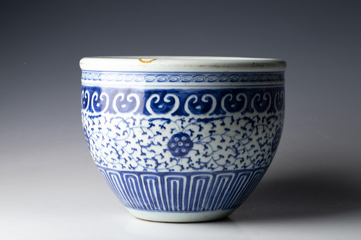 中国　清時代　青華纏枝蓮紋巻缸　木箱入　送料込み0817 s-l1200.jpg