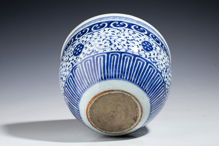 中国　清時代　青華纏枝蓮紋巻缸　木箱入　送料込み0817 A BLUE AND WHITE 'BIRTHDAY' BOWL, QIANLONG SEAL MARK AND